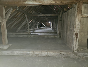 Zateplení stropu zděné budovy školy pomocí foukané izolace